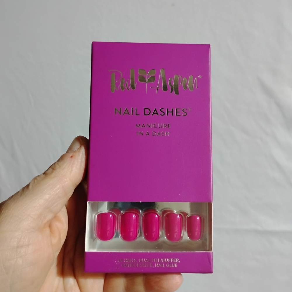 Red Aspen Dashes Bea's Garden Romance Short Square Glue On Nails